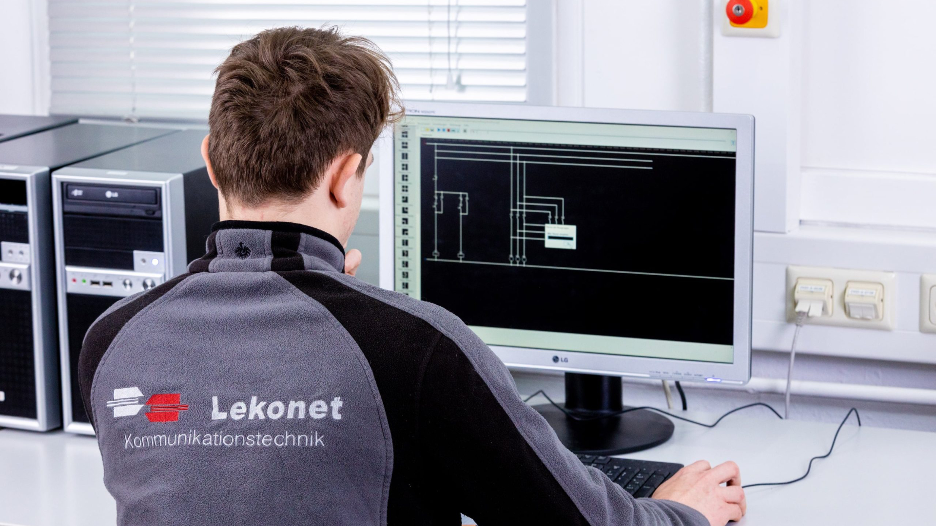 Netzwerktechnik: Ein Techniker der Firma Lekonet sitzt vor einem PC und entwirft mit einem speziellen Programm einen Netzwerkplan.